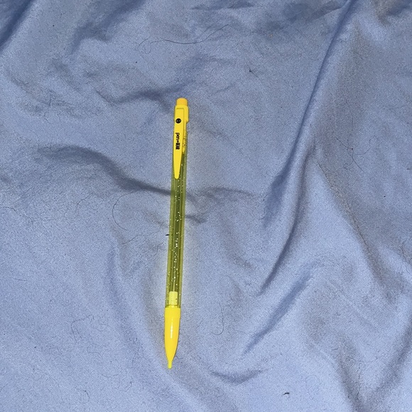 This is a pack of 8 Pen Gear glittery rainbow mechanical pencils!🥰 - Picture 4 of 9